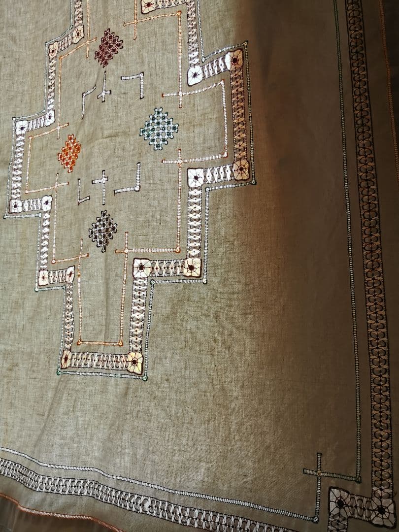 アンティーク 北欧ハーダンガー刺繍 レアな色糸ニードルワーク大判リネンクロス