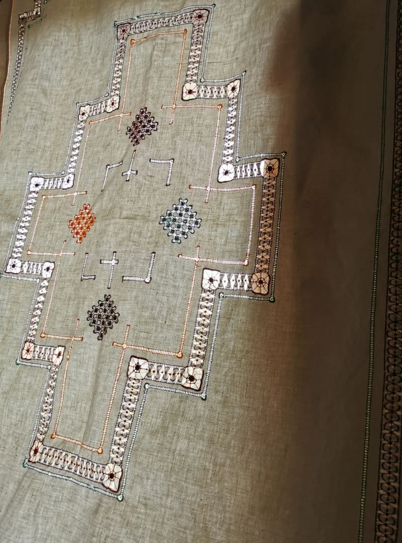 アンティーク 北欧ハーダンガー刺繍 レアな色糸ニードルワーク大判リネンクロス