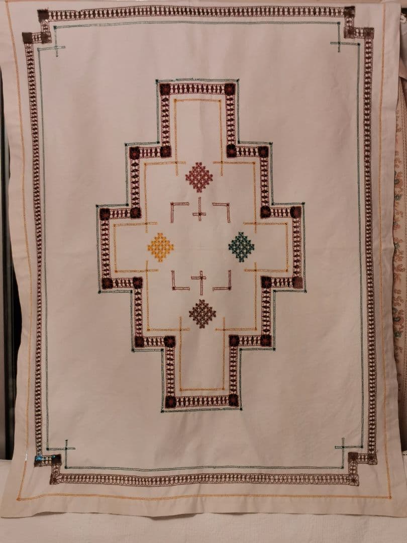 アンティーク 北欧ハーダンガー刺繍 レアな色糸ニードルワーク大判リネンクロス