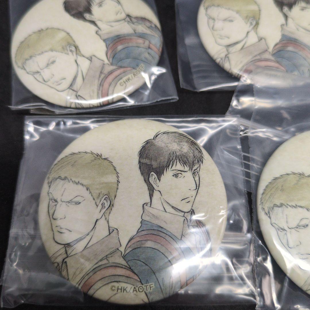 進撃の巨人　きゃにめ　ジャケット柄缶バッジ　ベルトルト　ライナー