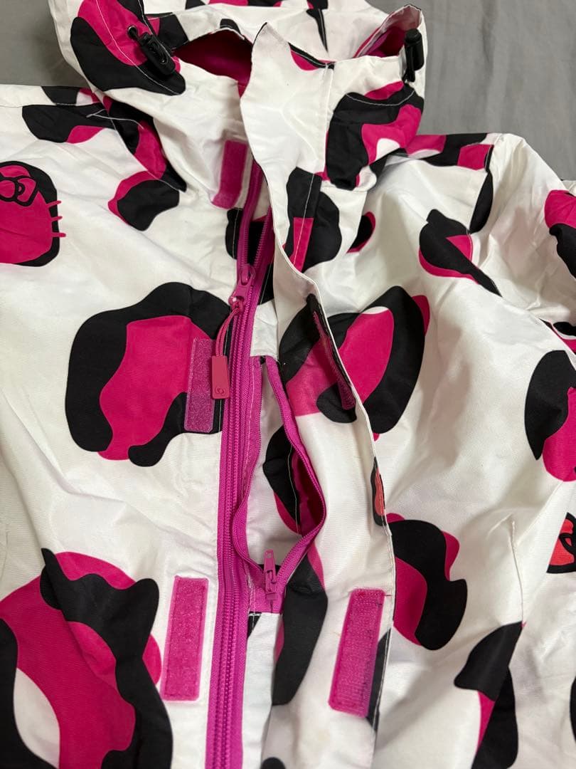 ハローキティ　スノボウェア９号上下セットおまけつき