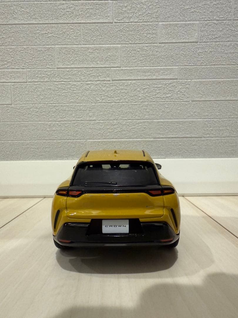 クラウンスポーツ　ミニカー　マスタード