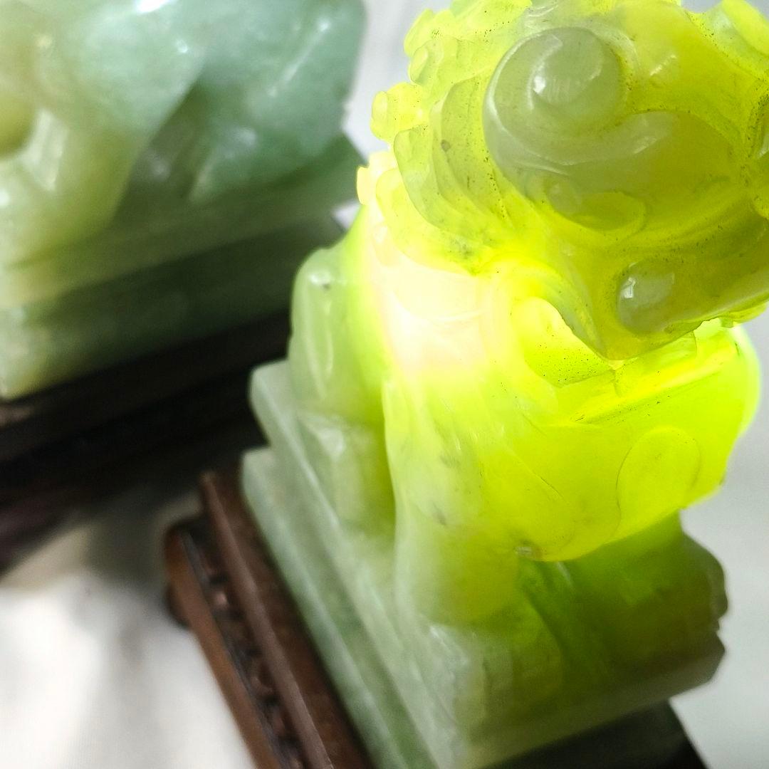 中国骨董 玉獅子一対 手彫唐木台付 清朝古美術 コレクター放出 天然石 風水開運