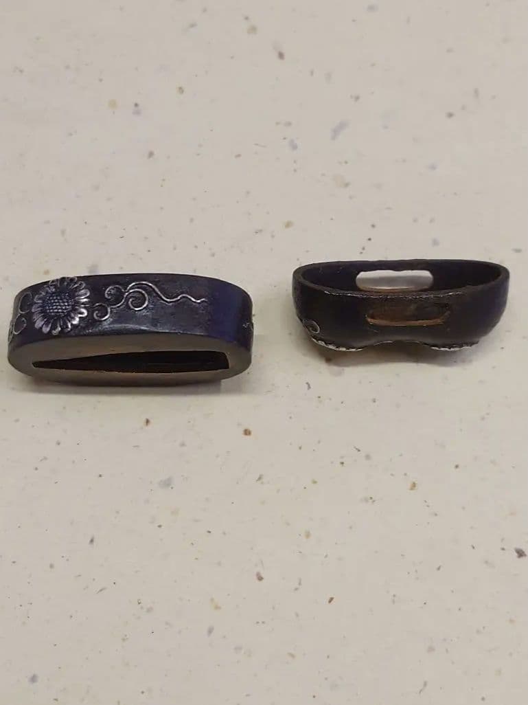 縁頭、鉄地に銀象嵌で菊に唐草図