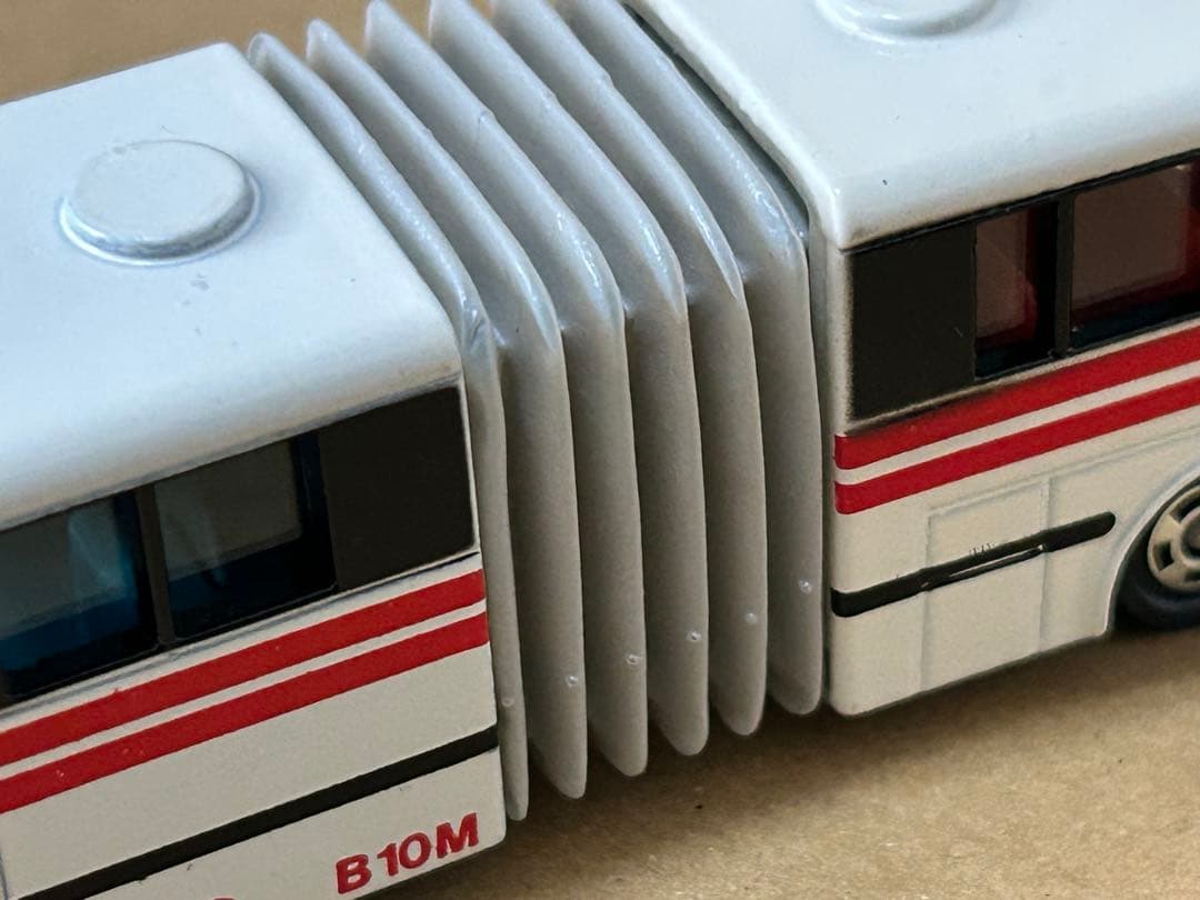 ロングトミカ L4 VOLVO-富士重工・連節バス