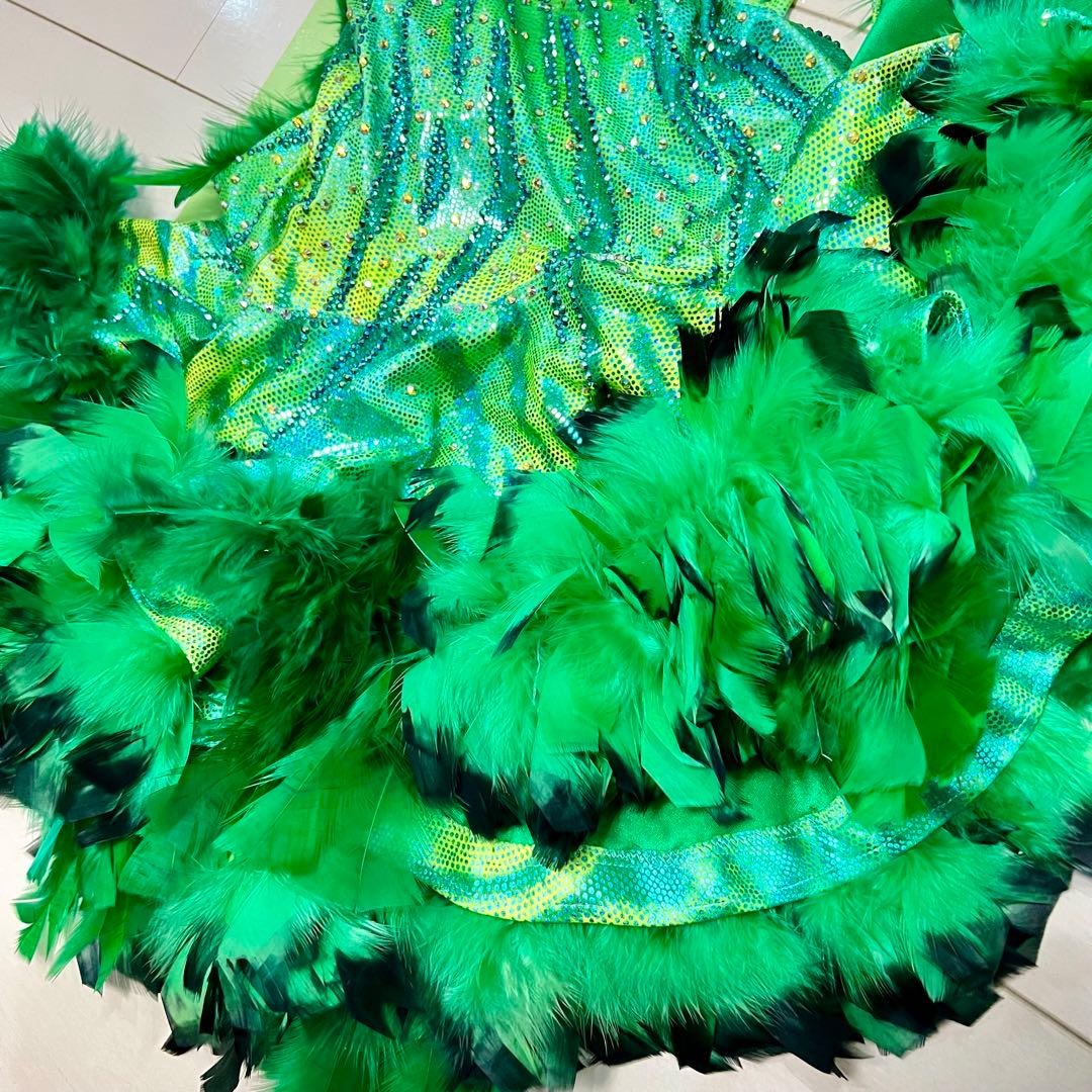 可愛い羽根が華やかな社交ダンスラテンドレス