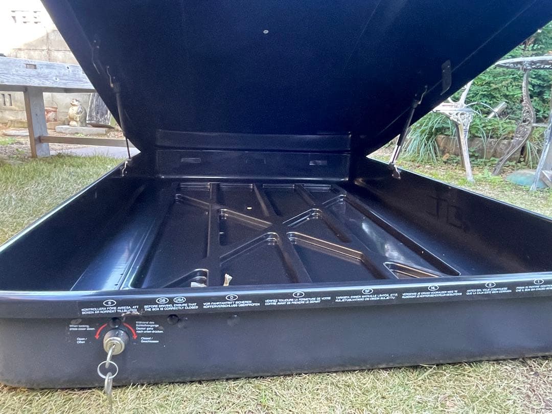 THULE ルーフボックス シルバー　釣り　アウトドア　スノーボード　海