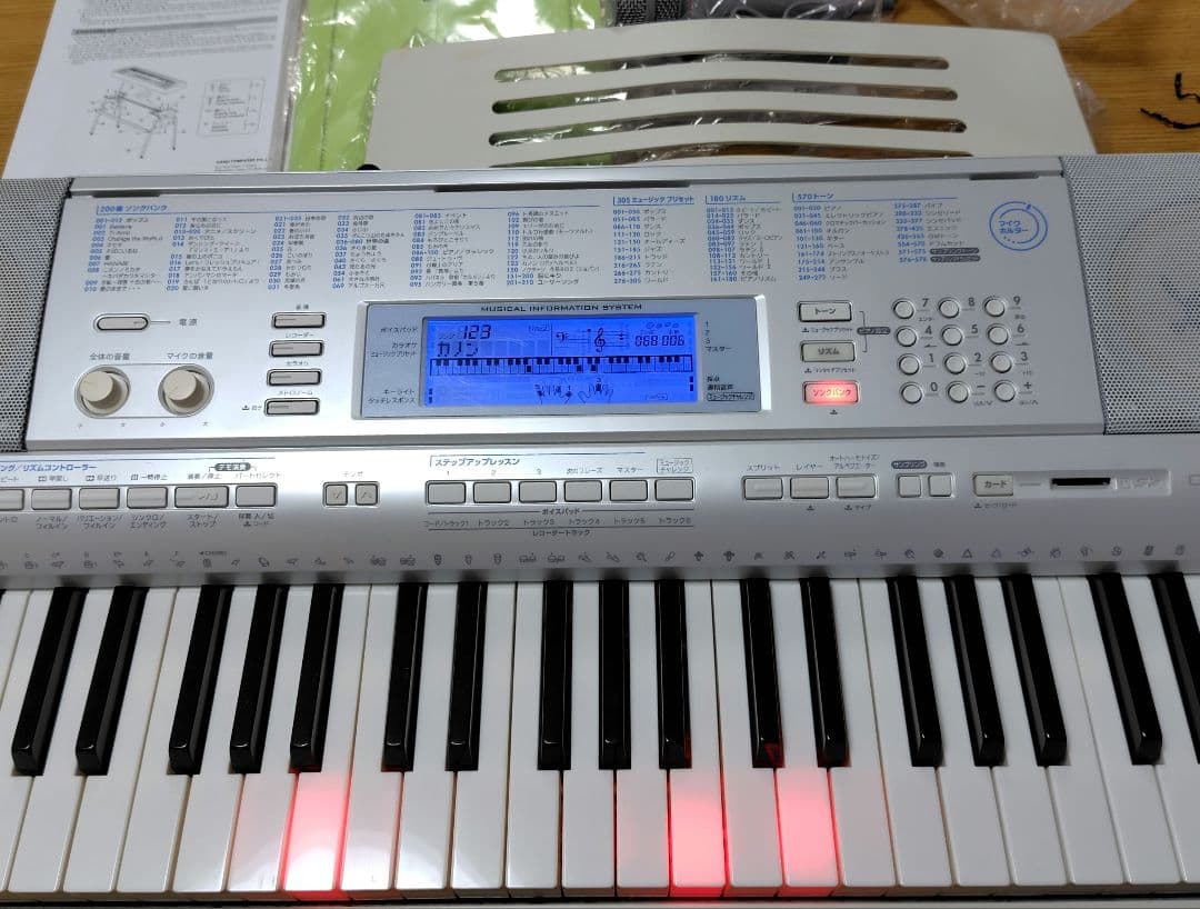 カシオキーボード スタンド付き　CASIO LK-207