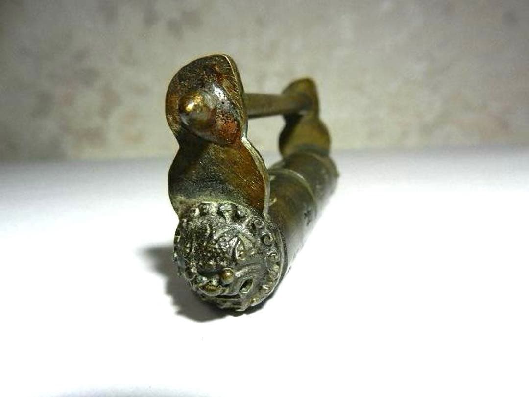 ５文字の組合せで解錠できる中国骨董錠前その１（真鍮製　長さ８．２㌢、重さ９３㌘）