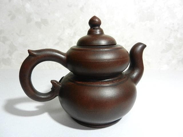 宜興紫砂茶壷（底款「徐漢棠制」、高さ１０ｃｍ、横幅１３ｃｍ、容量１５０ｃｃ）