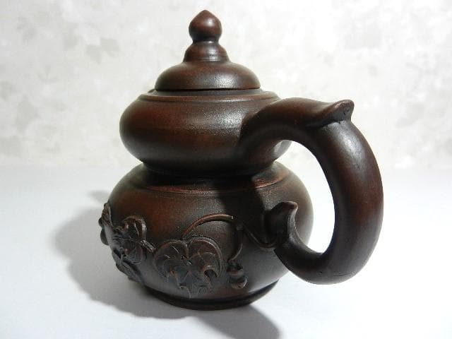 宜興紫砂茶壷（底款「徐漢棠制」、高さ１０ｃｍ、横幅１３ｃｍ、容量１５０ｃｃ）