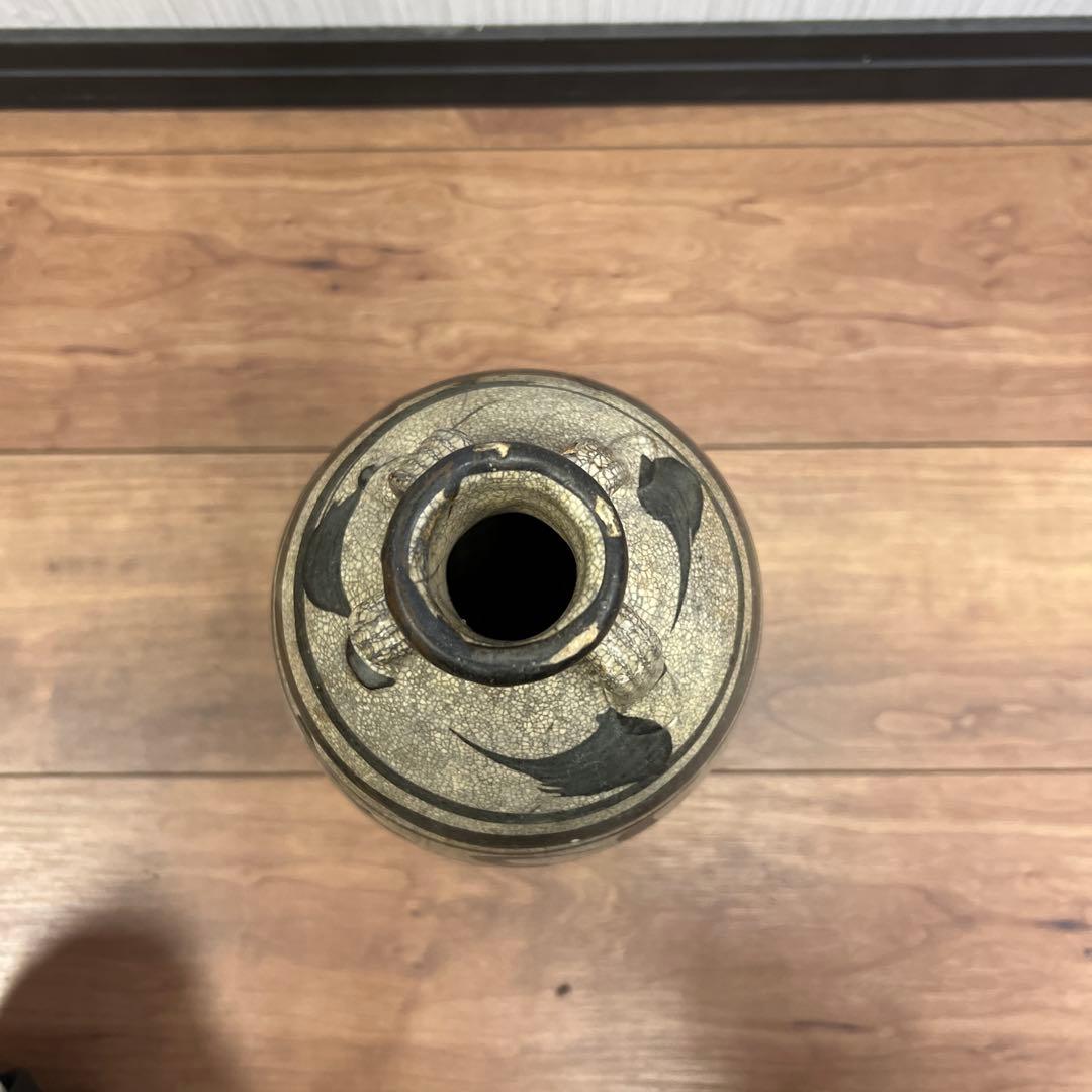 手描き模様の陶器瓶