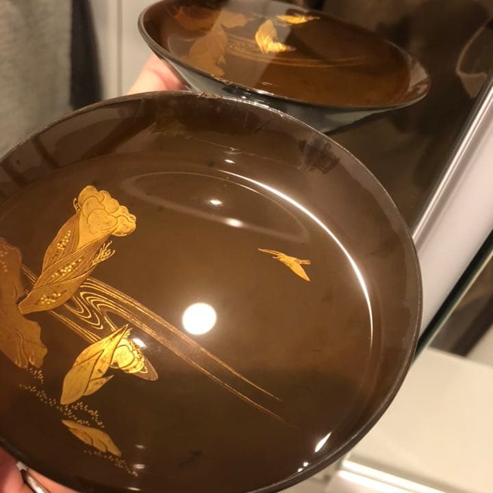 蔵から凄いお品物が出てきました。金で絵ががれた渡鳥と蕗の薹の漆塗り、蒔絵の盃