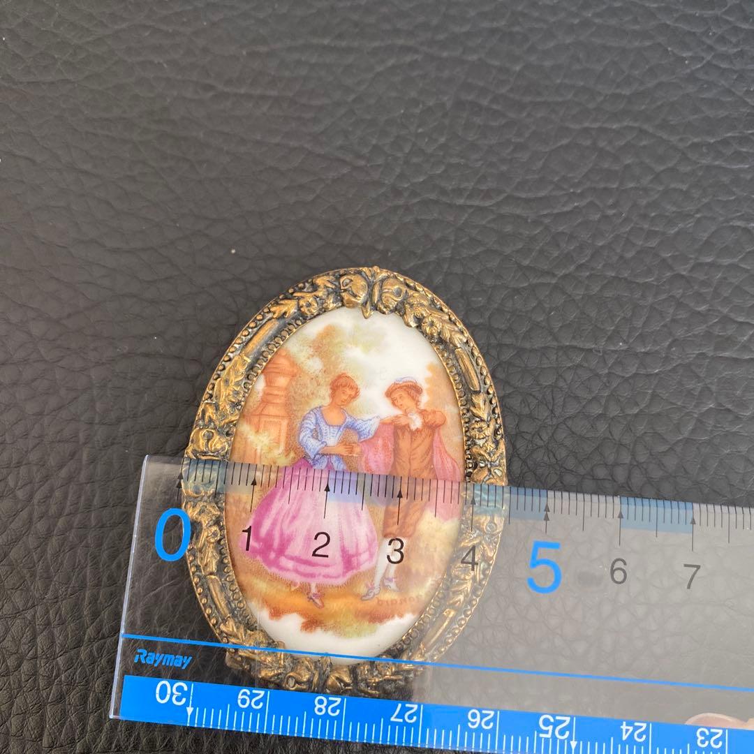 アンティーク男女絵柄ブローチか写真アルバムかMade in Denmark丹麦製