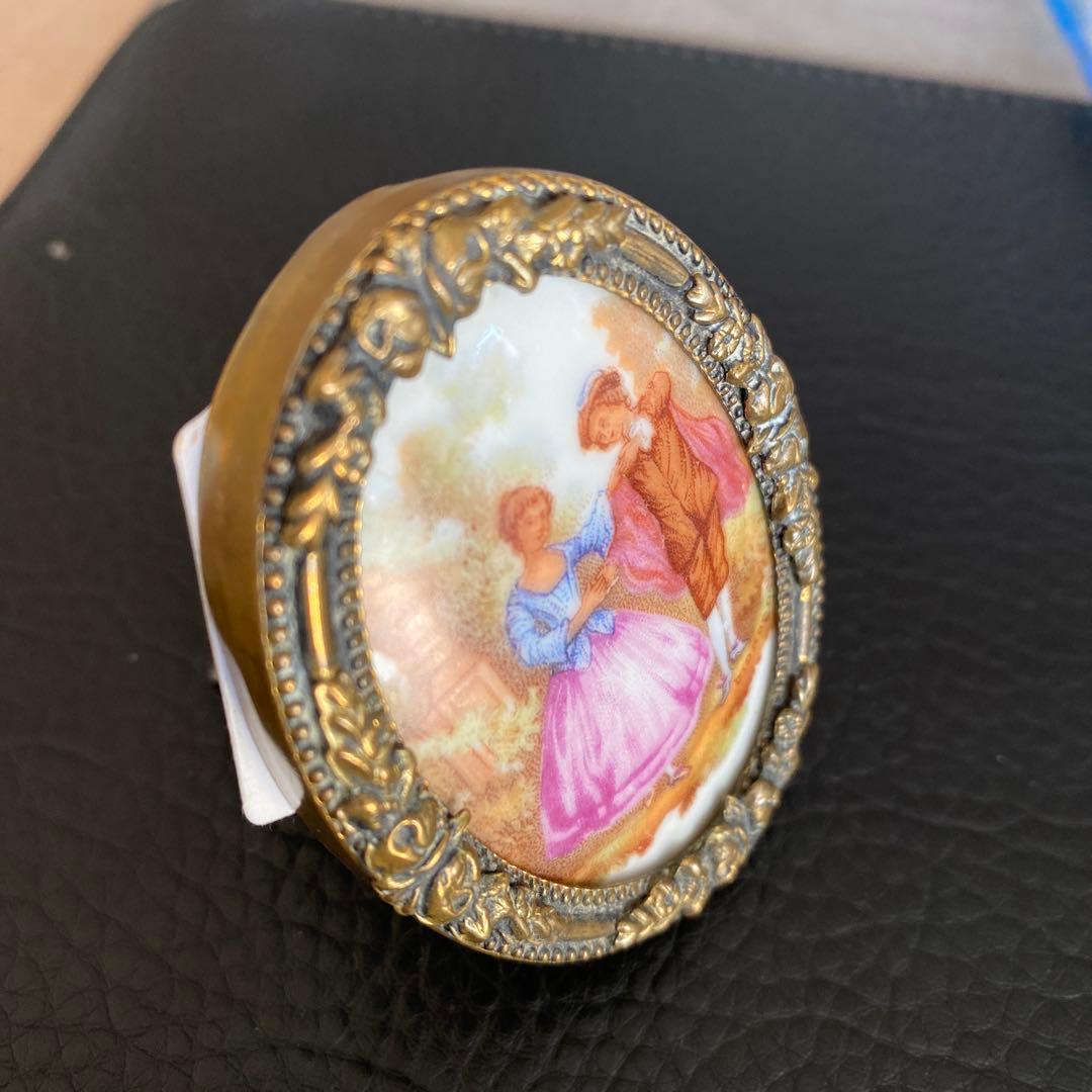 アンティーク男女絵柄ブローチか写真アルバムかMade in Denmark丹麦製