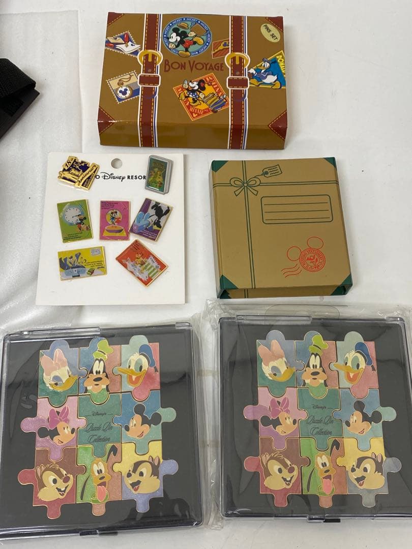 3-2704 ウォルトディズニー生誕100年　ピンバッジ・缶バッジ等グッズまとめ