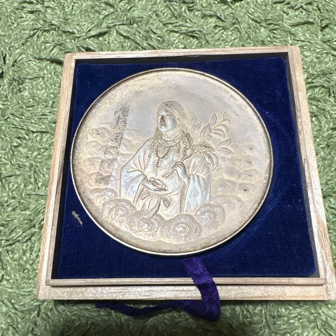 コレクションなどに銀の記念メダル