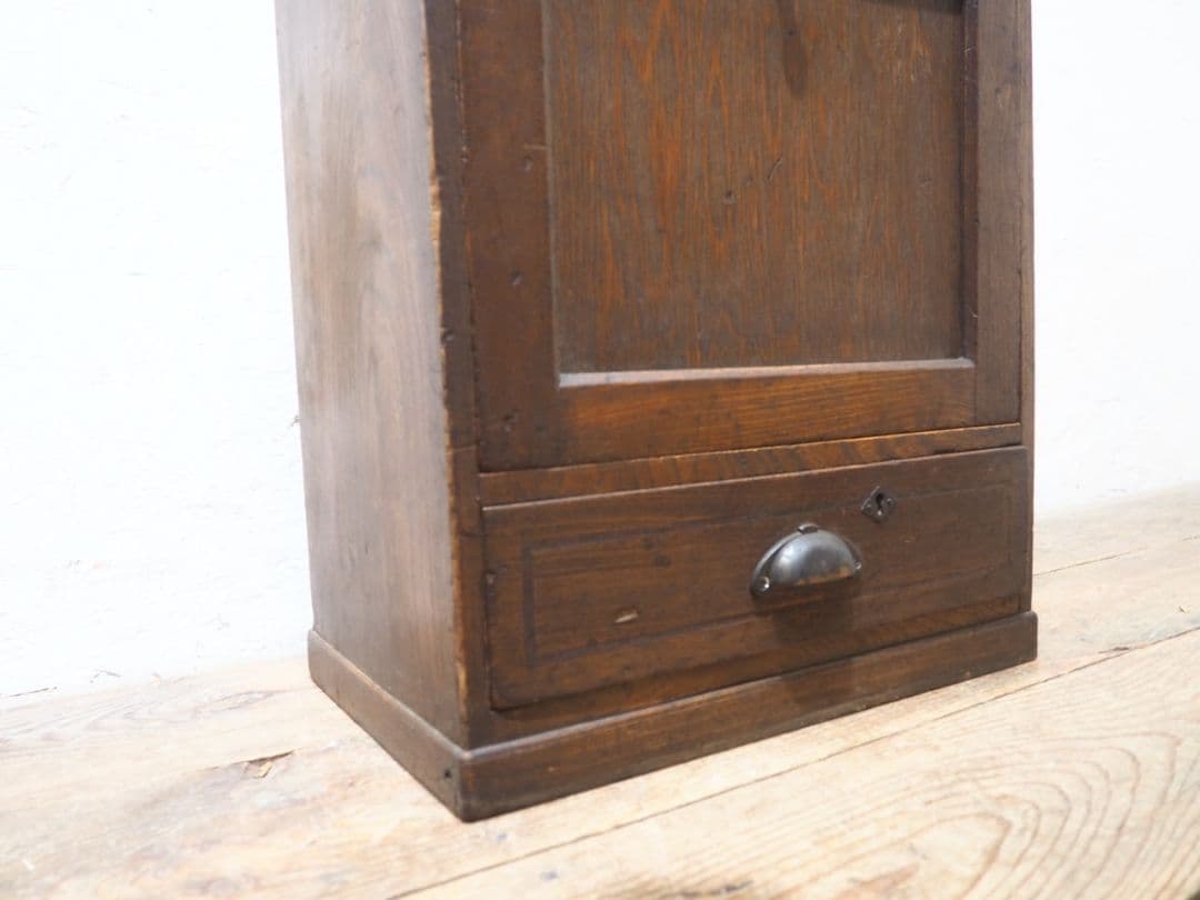 1275 アンティーク　ケンドン扉の収納棚　展示台　ケース　古家具　レトロ　金具