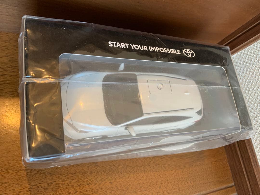 トヨタ TOYOTA ミニカー ハリアー1/30スケール　ダイキャスト製　非売品