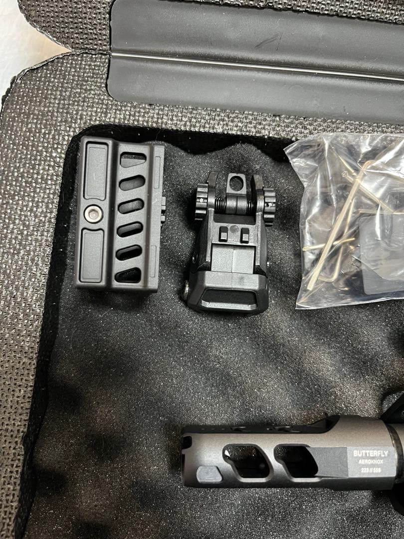 AR-15電動ガン BATON バッテリー　ドットサイト　マガジン4つ付き！