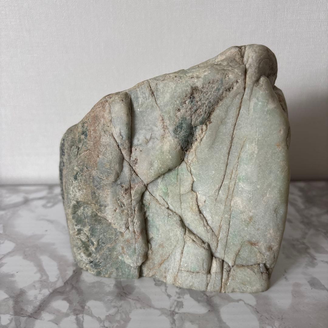 糸魚川翡翠　原石1.9ｋｇ 高さ11㎝　幅14㎝ 鑑賞石 自然石 天然石鉱物水石