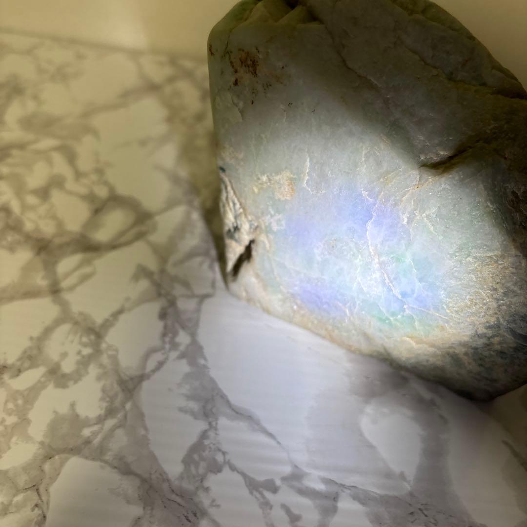 糸魚川翡翠　原石1.9ｋｇ 高さ11㎝　幅14㎝ 鑑賞石 自然石 天然石鉱物水石