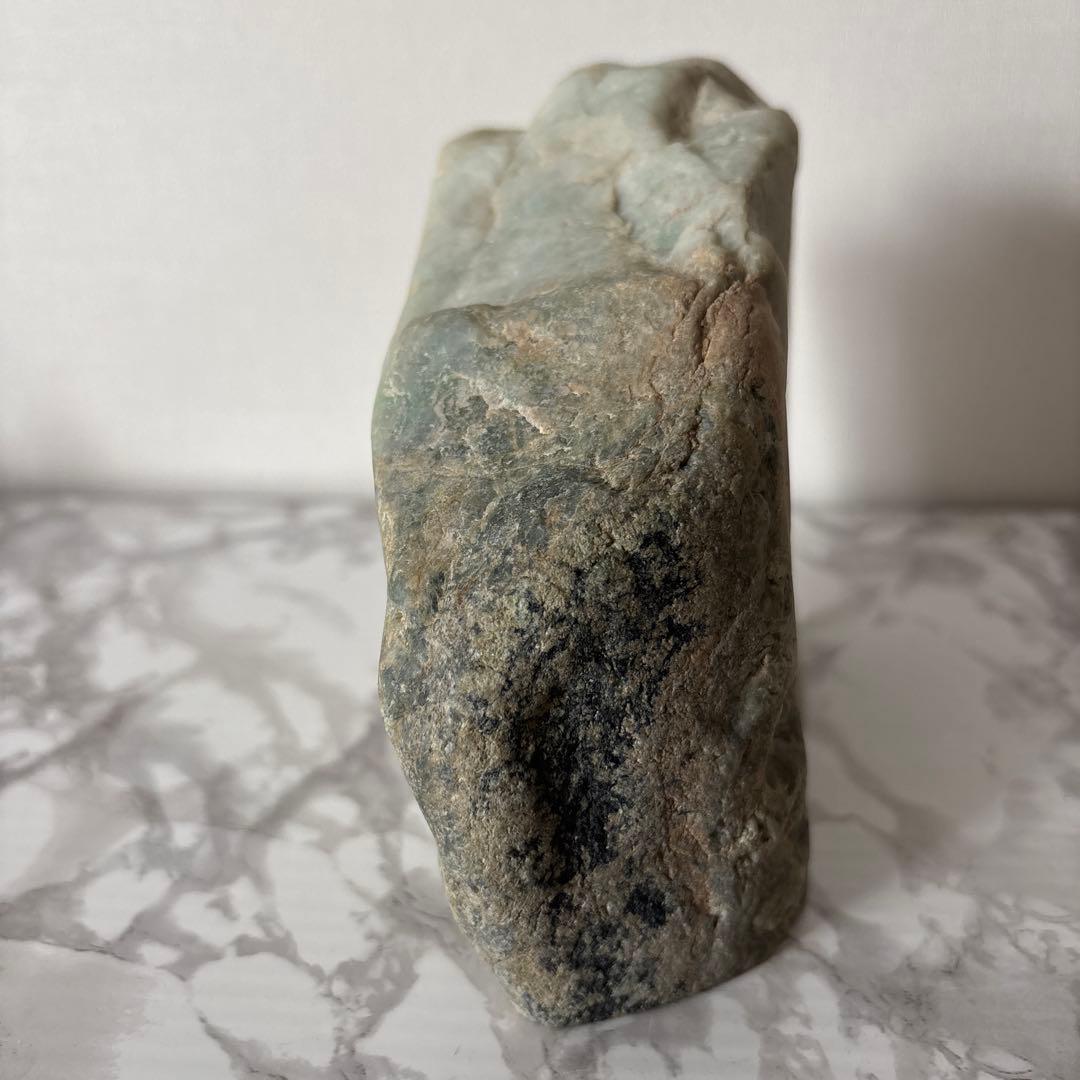 糸魚川翡翠　原石1.9ｋｇ 高さ11㎝　幅14㎝ 鑑賞石 自然石 天然石鉱物水石