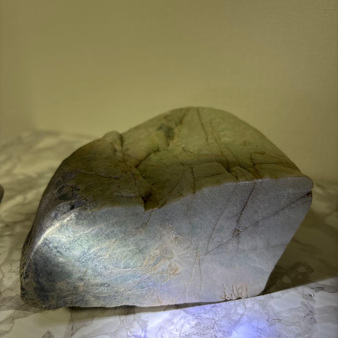 糸魚川翡翠　原石1.9ｋｇ 高さ11㎝　幅14㎝ 鑑賞石 自然石 天然石鉱物水石