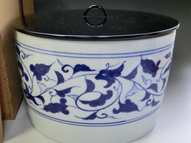 水指■砥部焼 佐川 作 染付唐草紋 大振り水さし 大きい 共箱 漆器蓋 お茶道具