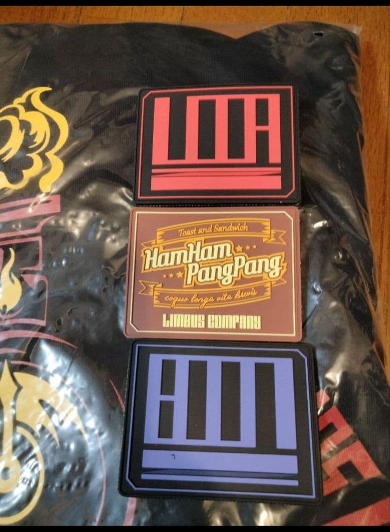 リンバスカンパニー　パーカー　バッチ3枚付き