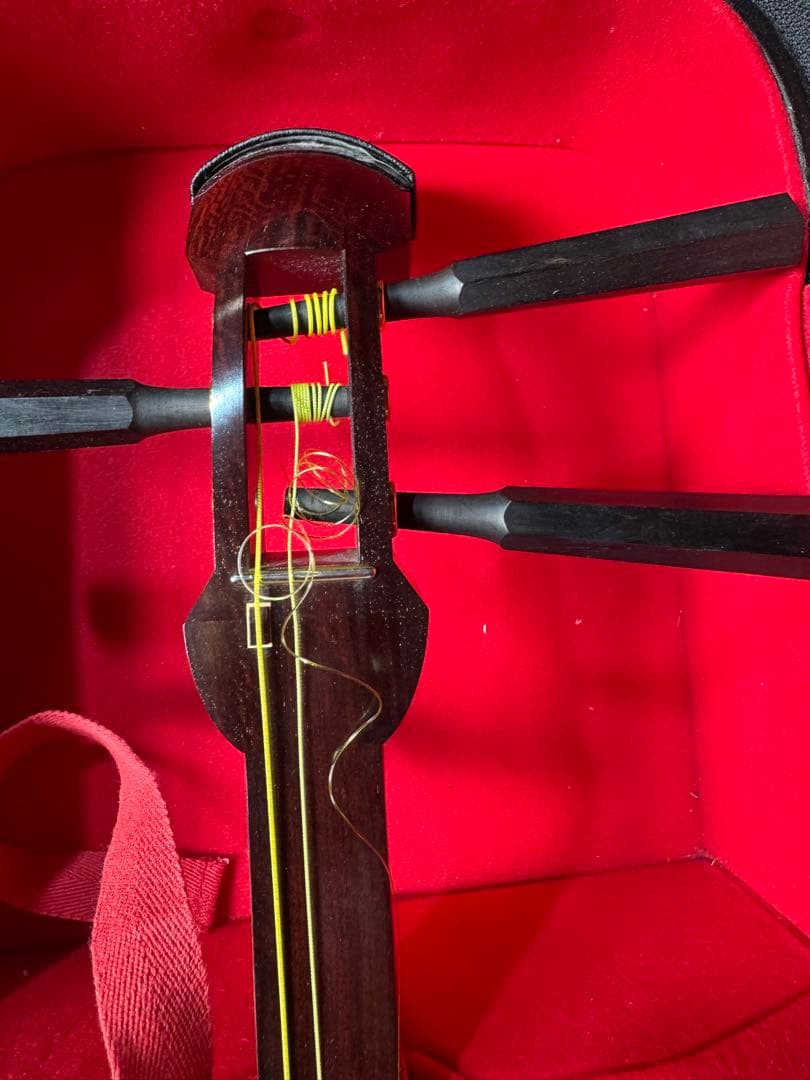 2-津軽三味線?　高級糸巻き 紅木？ハードケース&付属