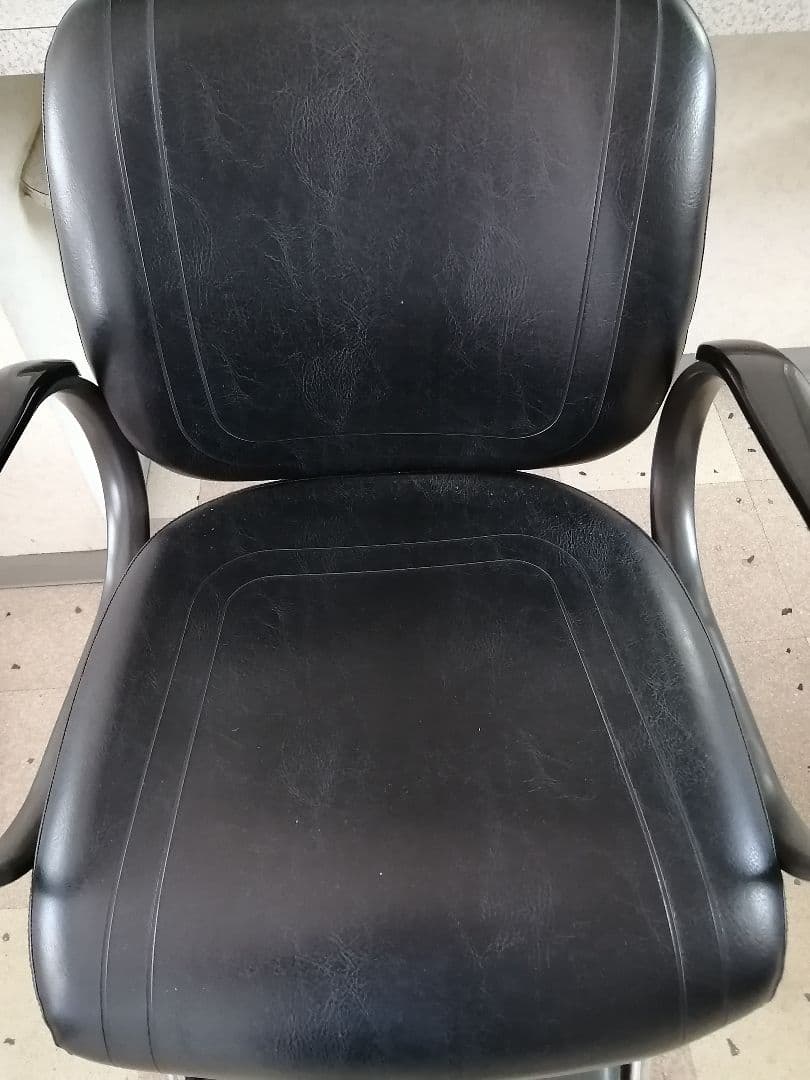 タカラベルモント合成皮革の電動美容院用カット椅子①