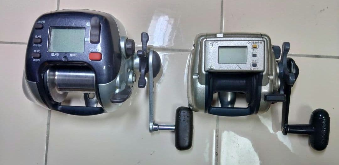 【初売り最終】シマノ 電動リール3000H(破損有) &1000EV ＋竿置き