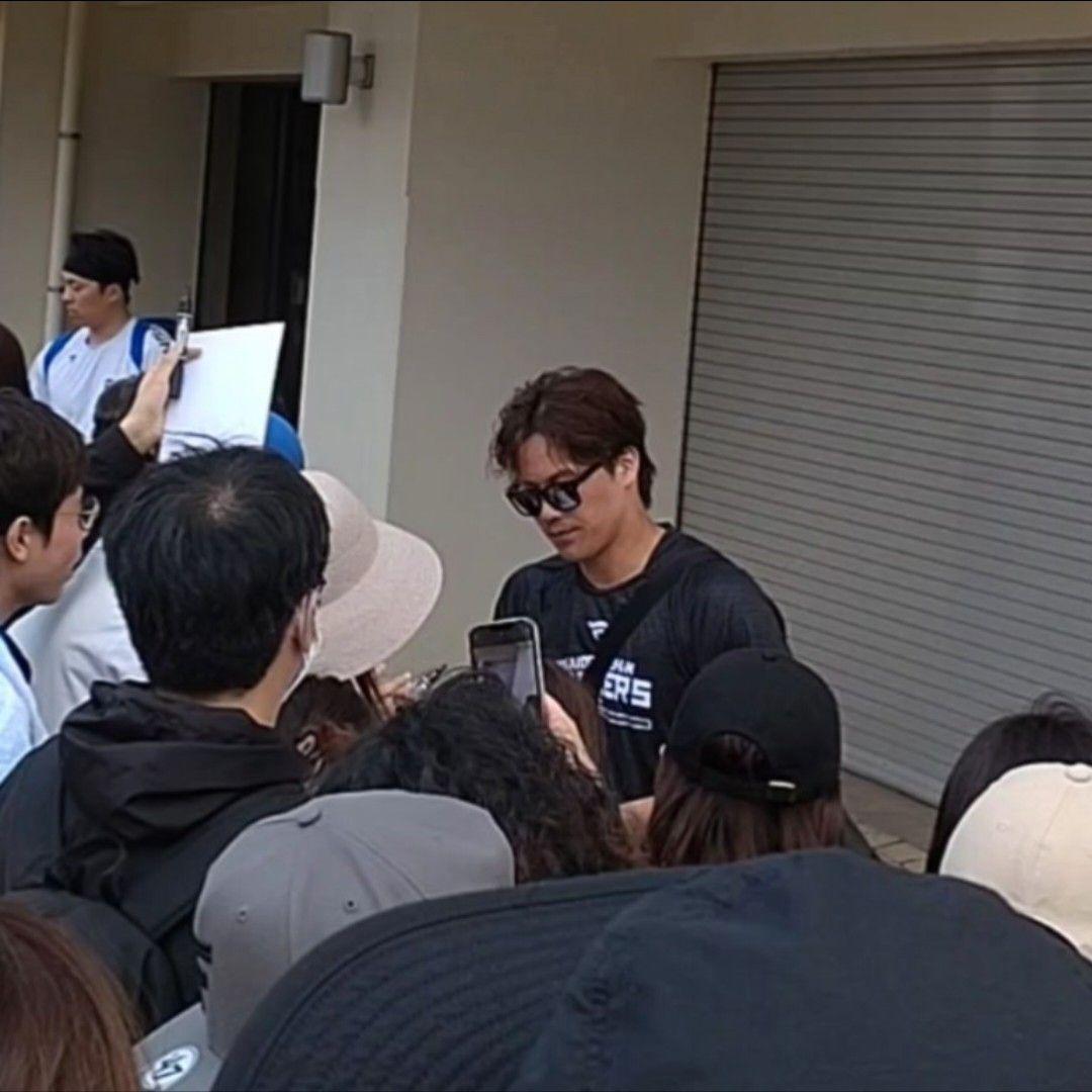 日本ハム 伏見寅威選手 直筆サイン入りエスコン開業記念時計 美品