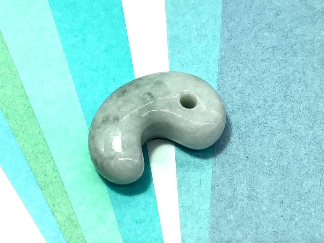 ⭕️高価な氷種　糸魚川翡翠勾玉*ジェダイト　10万円以下ではありません‼️ 鑑定済み