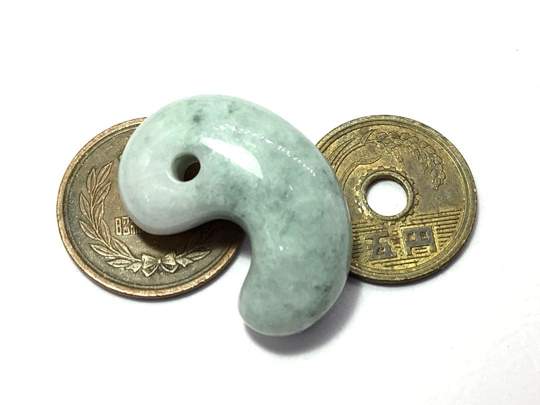 ⭕️高価な氷種　糸魚川翡翠勾玉*ジェダイト　10万円以下ではありません‼️ 鑑定済み