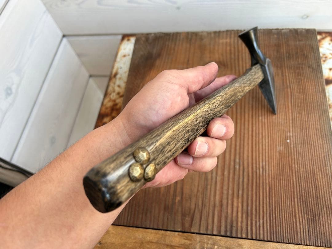 船手玄翁　墨入樫　亀鋲グリップ