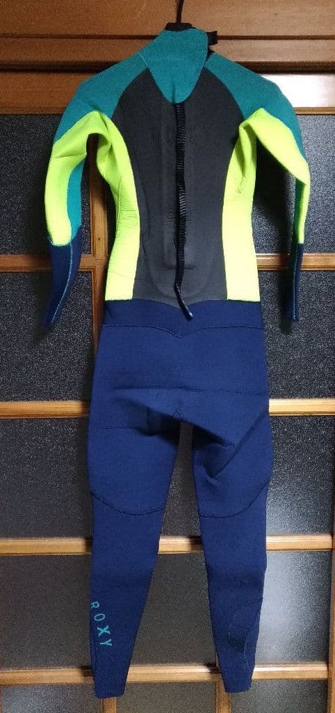 4/3 ロキシー ウェットスーツ