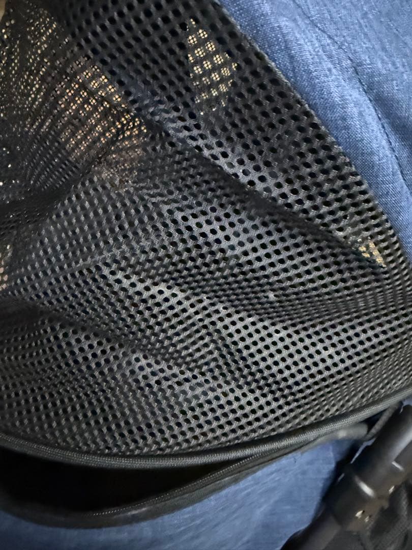 ブルーのメッシュカバー付きペットカート