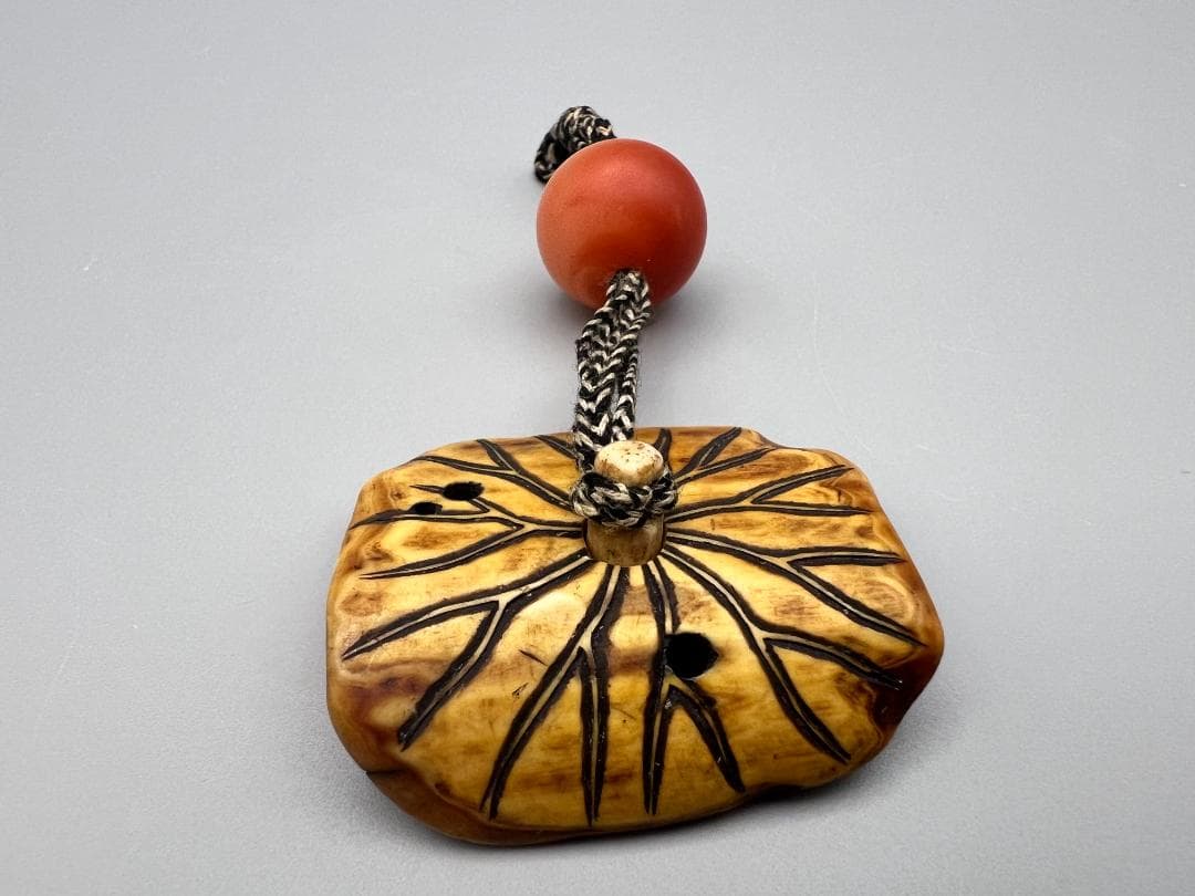 時代　根付　天然素材製　蓮根文　瑪瑙珠尾締め　重量約15.4g