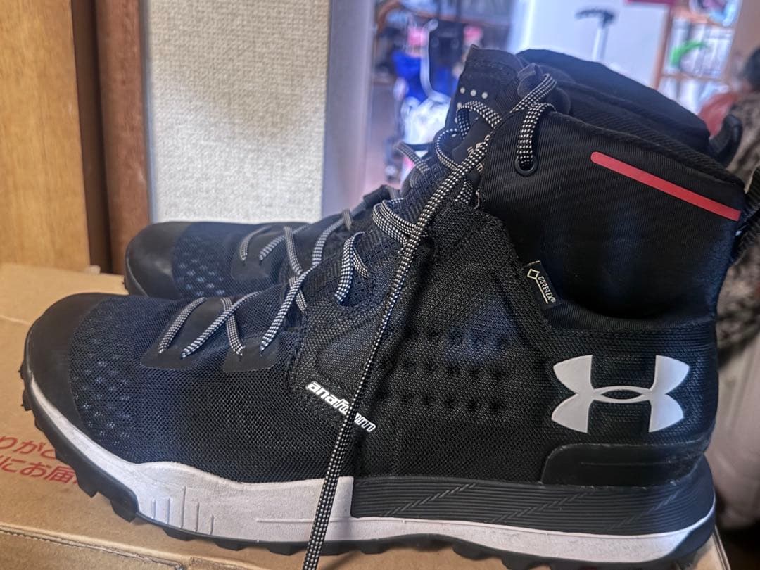 Under Armour 防水ハイカットシューズ