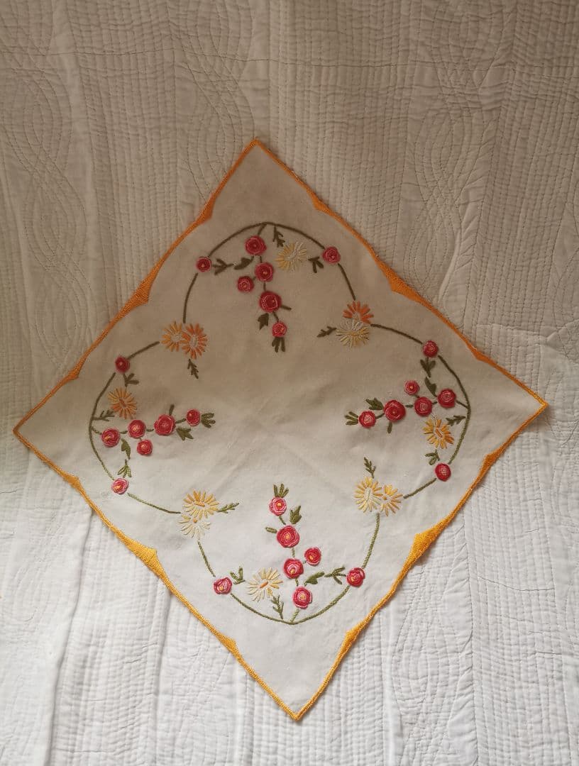 アンティークフランス 赤ピンク バリオンローズステッチ 橙西洋菊 リネンドイリー