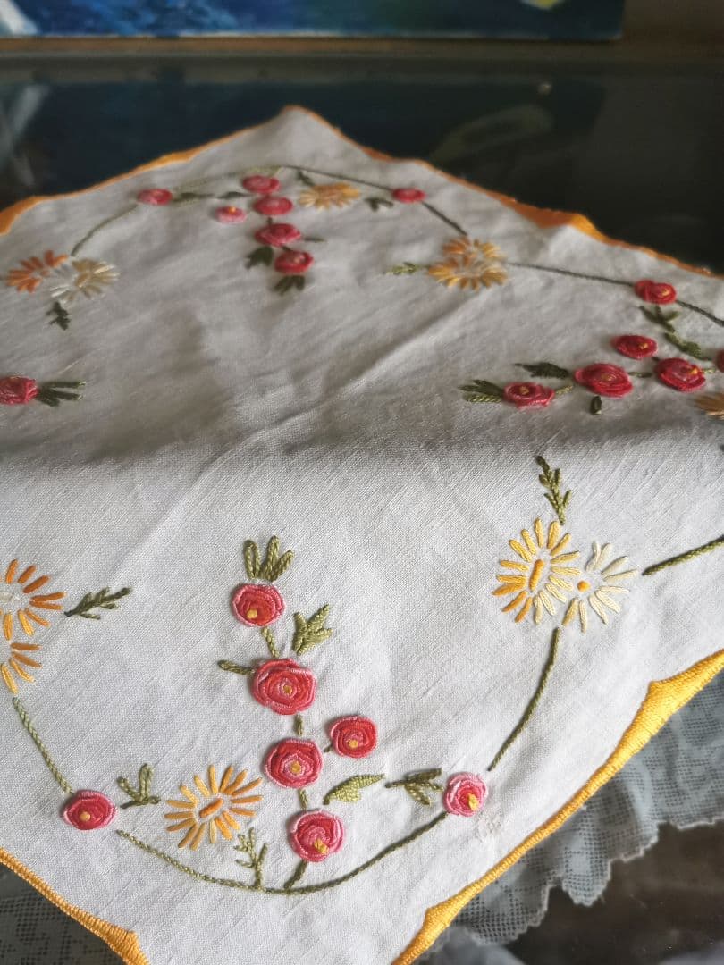 アンティークフランス 赤ピンク バリオンローズステッチ 橙西洋菊 リネンドイリー
