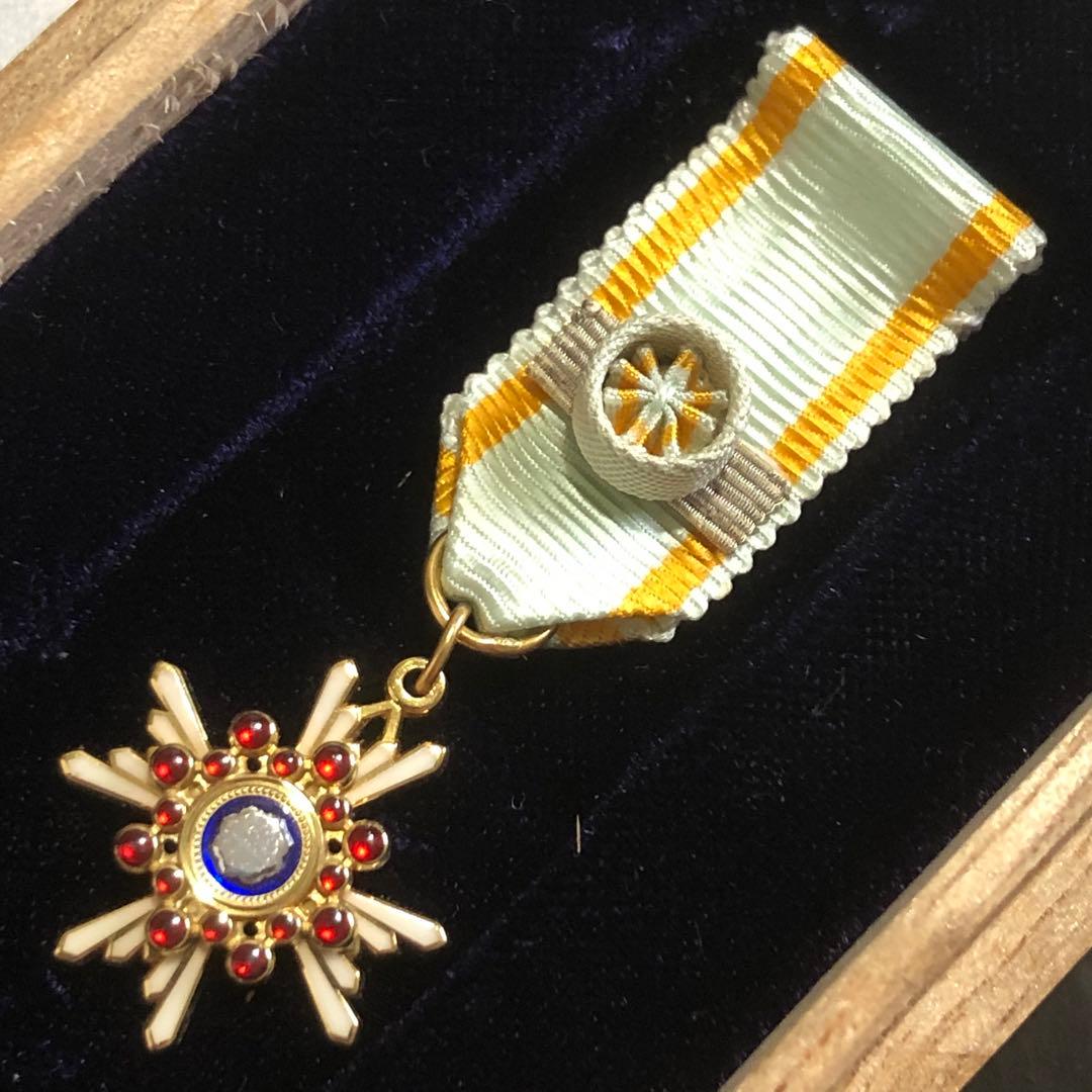 【送料無料】日本 記章 徽章 瑞宝三等章 略章勲章 共箱 造幣局製 勲三等瑞宝章