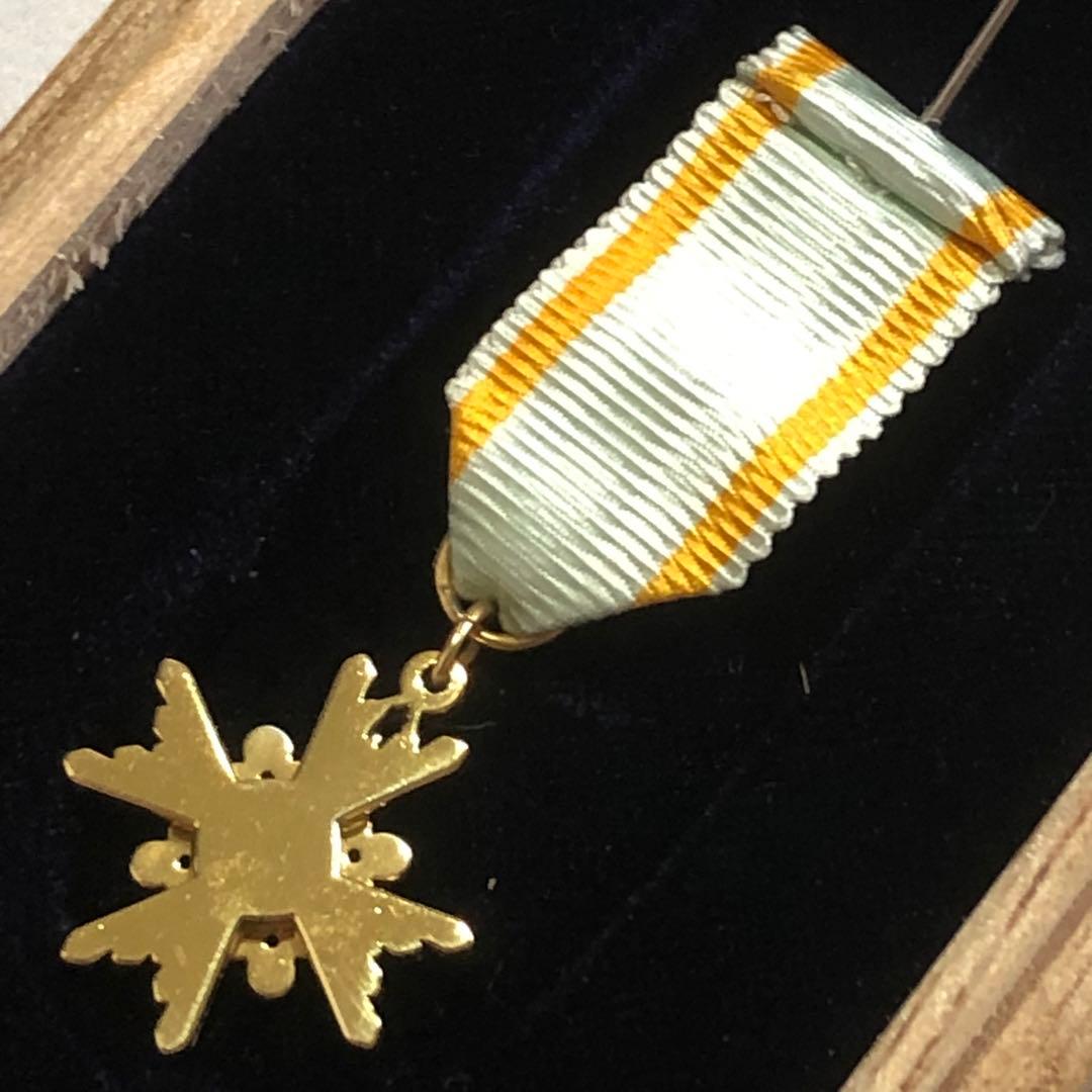 【送料無料】日本 記章 徽章 瑞宝三等章 略章勲章 共箱 造幣局製 勲三等瑞宝章