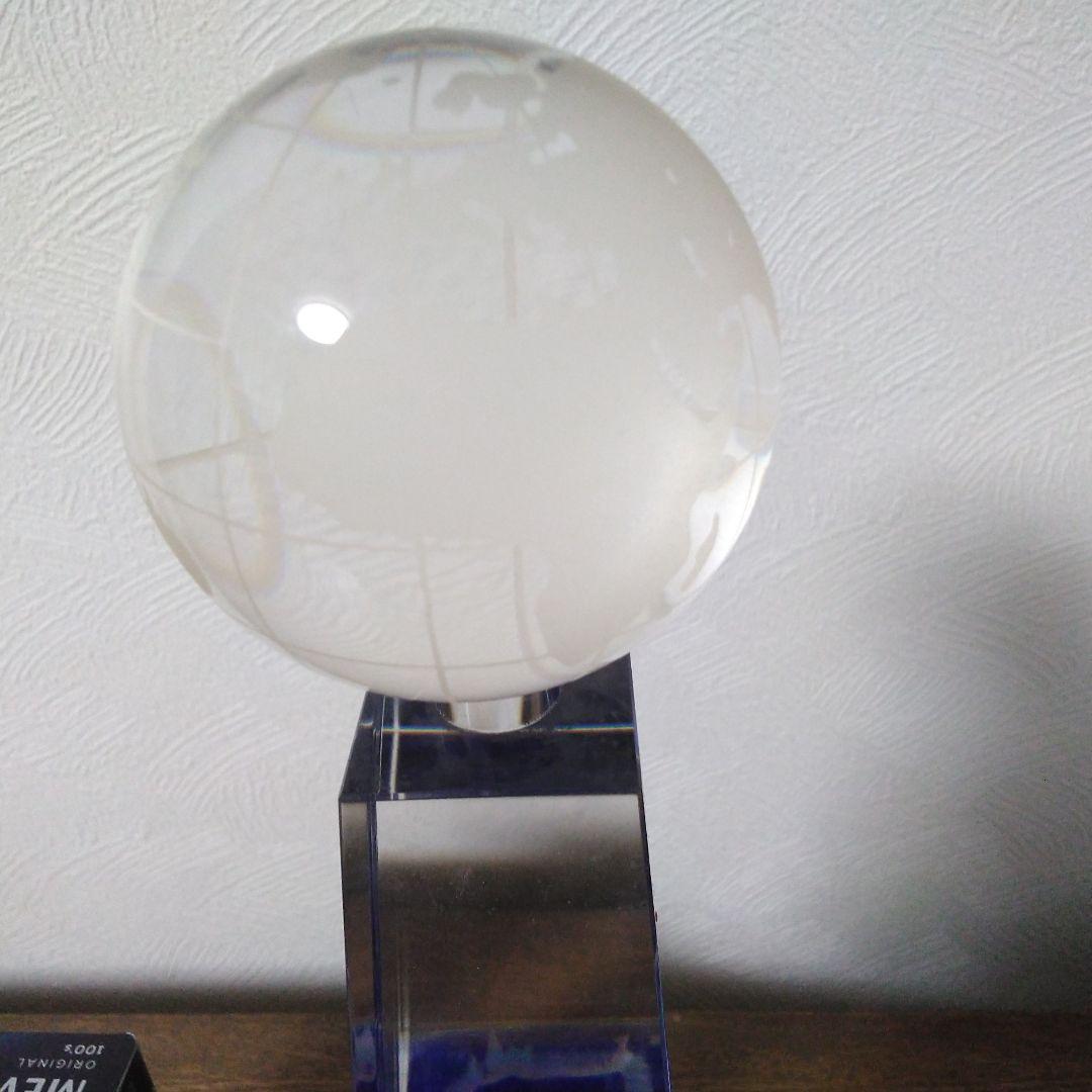 クリスタルガラスのアート作品 オベリスクの先頭に地球儀があります。