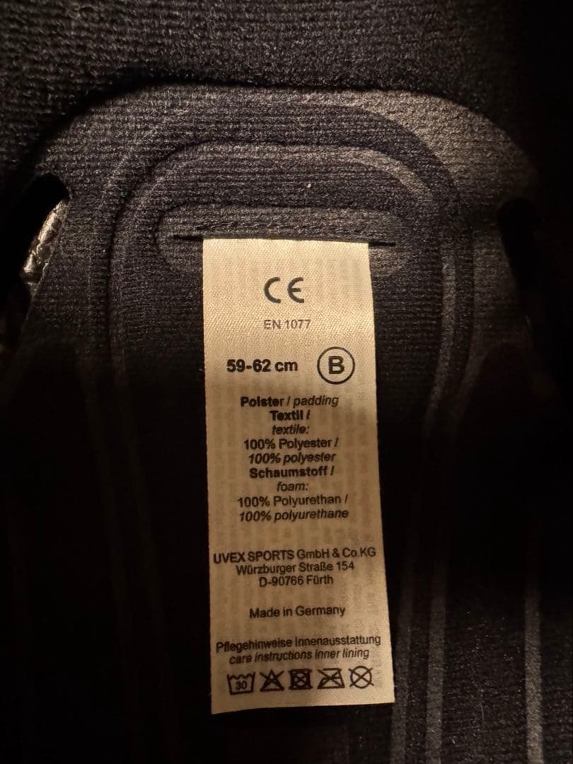 UVEX ヘルメット　スキー　スノボード