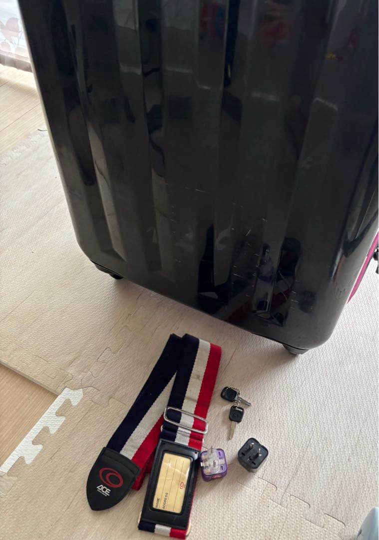 黒とピンクの中型キャリーケース