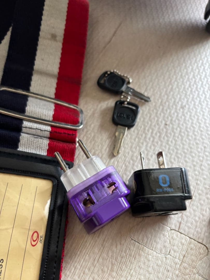 黒とピンクの中型キャリーケース