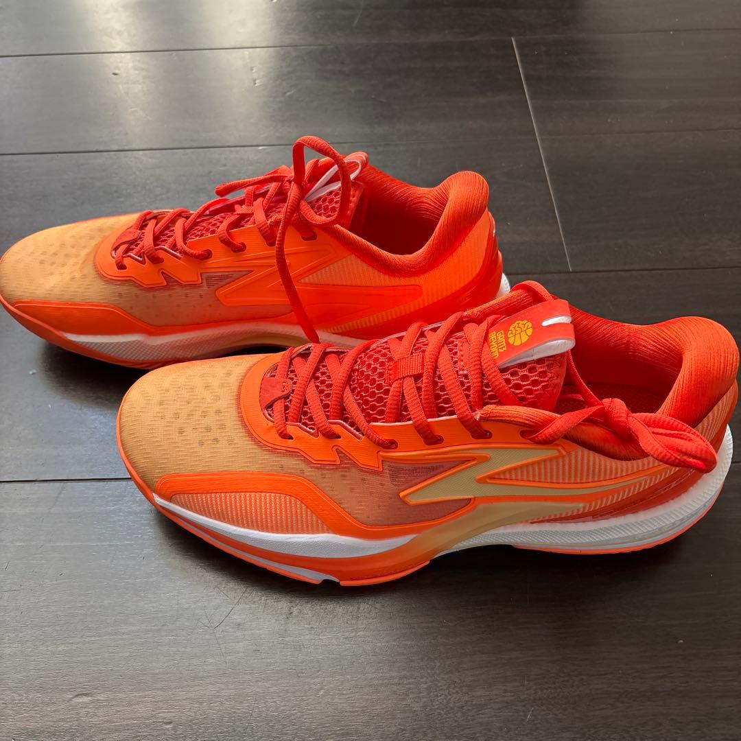 オレンジ バスケットボールシューズ